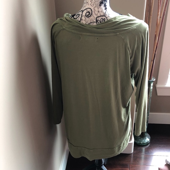 🌻3/$20🌻Green cowl neck tunic - Picture 2 of 4
